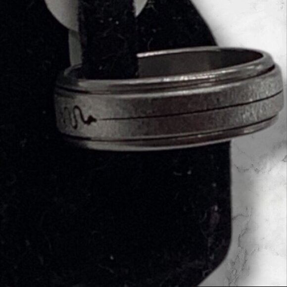 Stainless Steel Unisex Ring With Engraved Wave Design Sliver Tone Size 9 - Picture 7 of 7